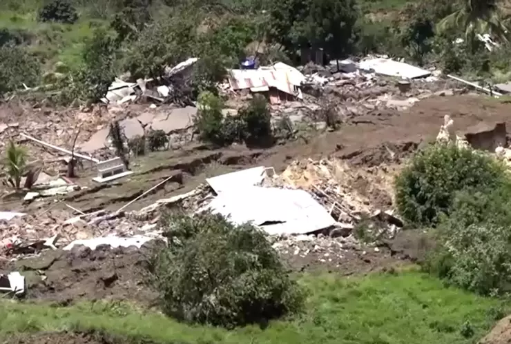amazonia peruana casas deslizamiento de tierra.jpg