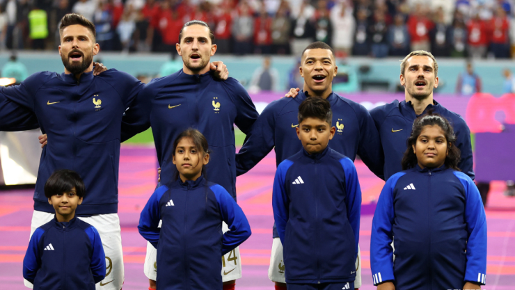 la selección de Francia cantando el himno