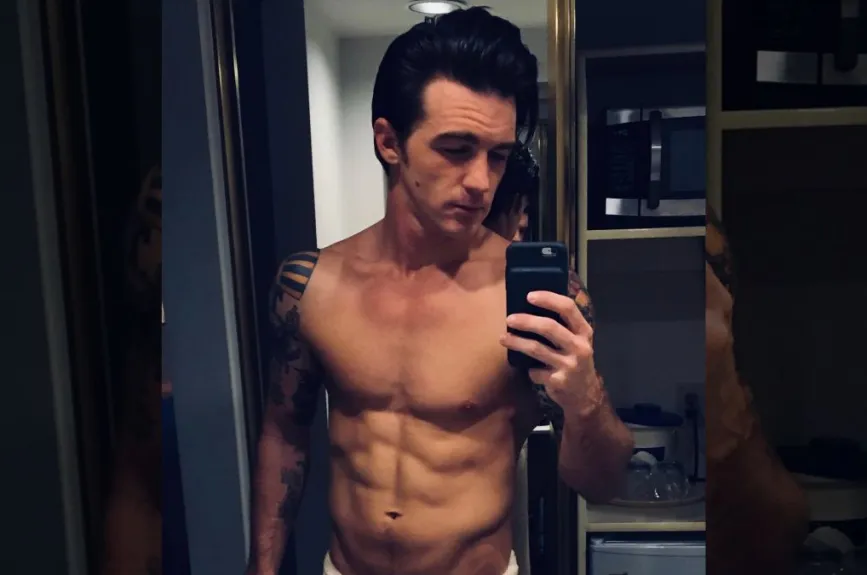 Drake Bell foto en espejo.jpg