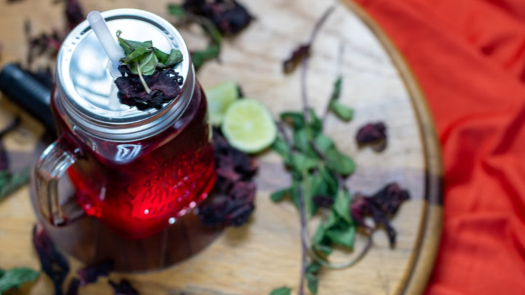 ¿Para qué sirve el té de jamaica con laurel y clavo?