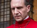 En ‘Cónclave’, el actor interpreta a un cardenal, el cual juega un papel crucial en el proceso de elección del papa, con lo que refleja la realidad de un proceso donde lo espiritual y político van de la mano.
Crédito: Focus Features