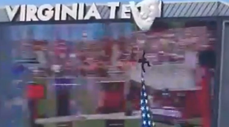 Pánico-en-las-alturas_-paracaidista-queda-colgado-del-estadio-y-detiene-partido-en-Virginia-Tech.webp