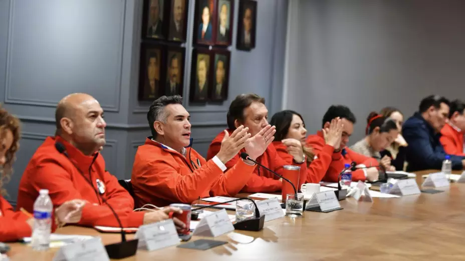 “Alito” Moreno durante reunión con priístas