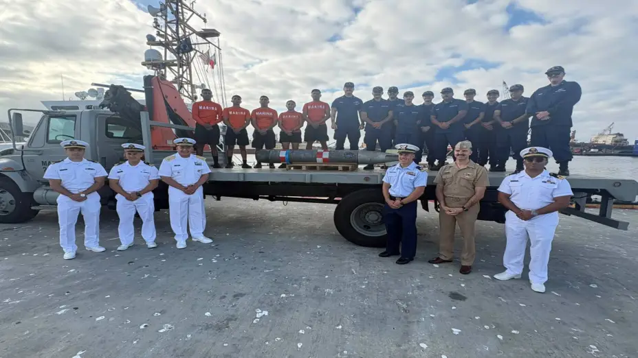 Marina entrega torpedo (1).jpg