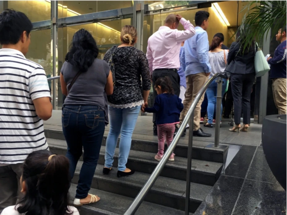 Fila en corte de migración.