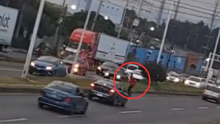 Hombre finge ser atropellado