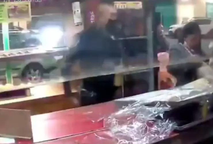 VIDEO | Graban a policía robando presuntamente la cartera de una mujer en tienda de Tlaxcala