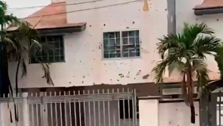 Navolato bajo fuego: Balaceras, bloqueos y comercios atacados en Villa Juárez y El Limoncito. En la imagen se observa cómo un domicilio sufrió varias impactos por balas en el tiroteo.