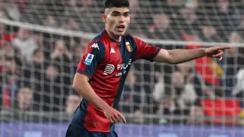 Johan V&aacute;squez podr&iacute;a portar el gafete de capit&aacute;n en Genoa