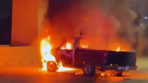 Incendian vehículo en la Avenida Internacional de Tijuana, el 22 de febrero de 2026