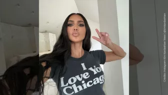 Kim foto en el espejo.jpg