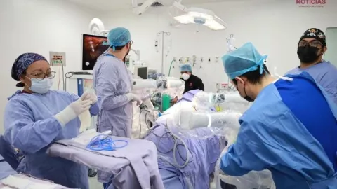 Realizan cirugías robóticas en el IMSS