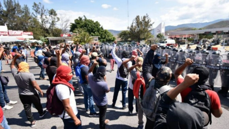 normalistas Guardia Nacional Autopista del Sol
