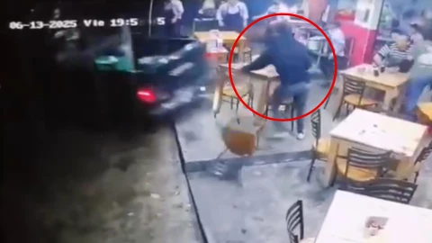 Camioneta se queda sin frenos y arrolla a comensal en taquería.