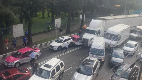 VIDEO: Tráiler choca contra taxi, intenta huir y embiste a 5 vehículos en ztacalco