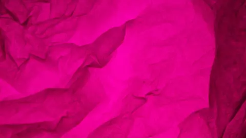 El rosa fucsia es un color que aporta vitalidad y energía a las pieles morenas