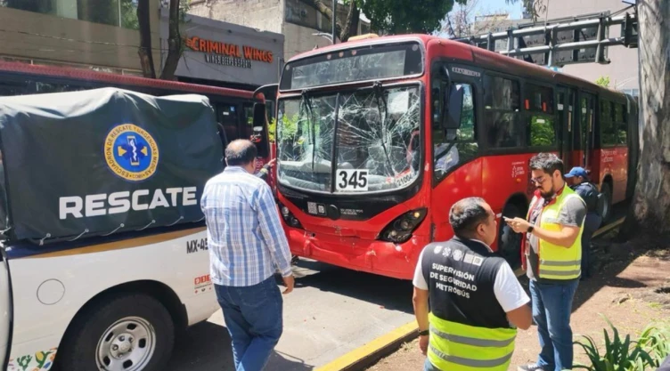 Metrobús de CDMX: fuerte choque hoy deja 16 lesionados en Insurgentes