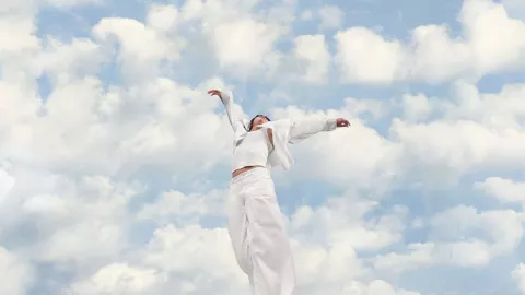 Cloud Dancer es el color Pantone 2026: qué significa y cómo integrarlo en tu estilo