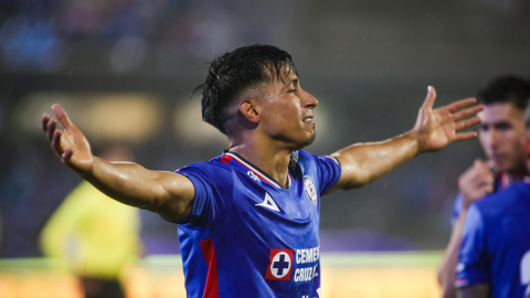 Ángel Sepúlveda, jugador de Cruz Azul, festeja su gol de chilena ante el León