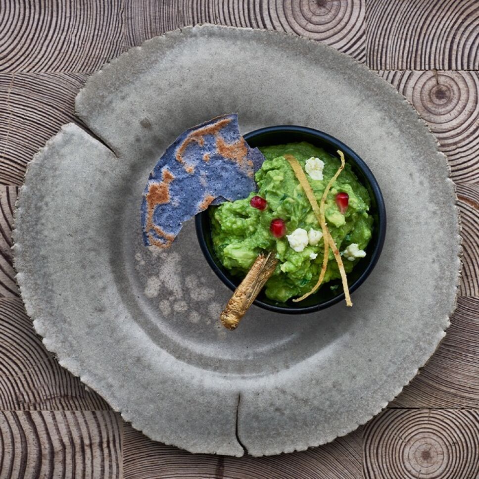 Guacamole nacionalista con granada, queso fresco y chapulín dorado / Foto: Cortesía