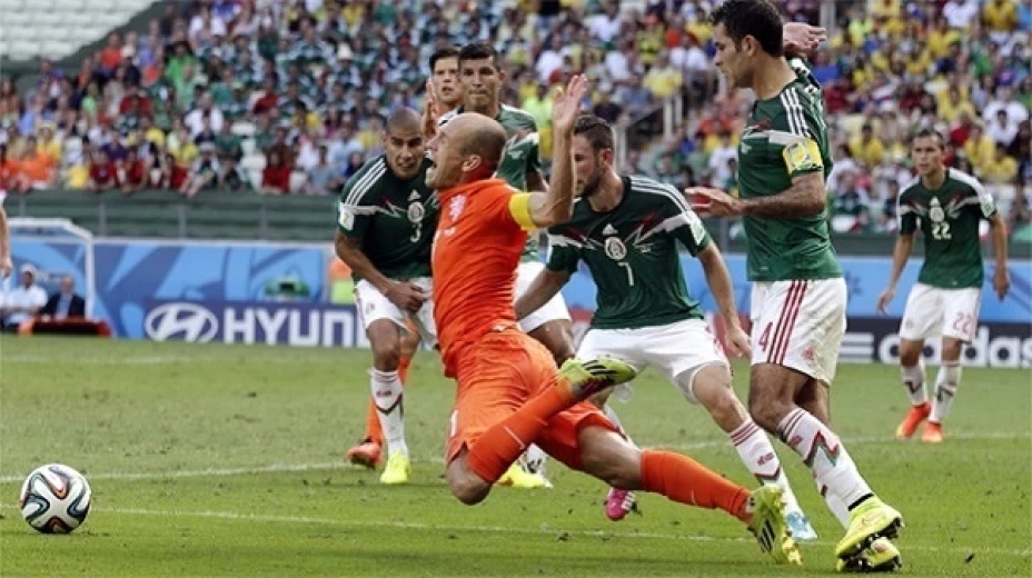 Arjen Roben protagonizó un polémico penal con el que Holanda eliminó a México en Brasil 2014