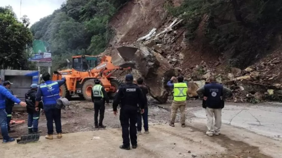 Deslave de cerro dejó bloqueada la carretera a Pinal de Amoles, Querétaro: Actualización