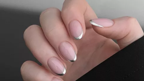 12 diseños de uñas plata que se ven elegantes en cualquier mujer: puedes usarlas para hacer deporte