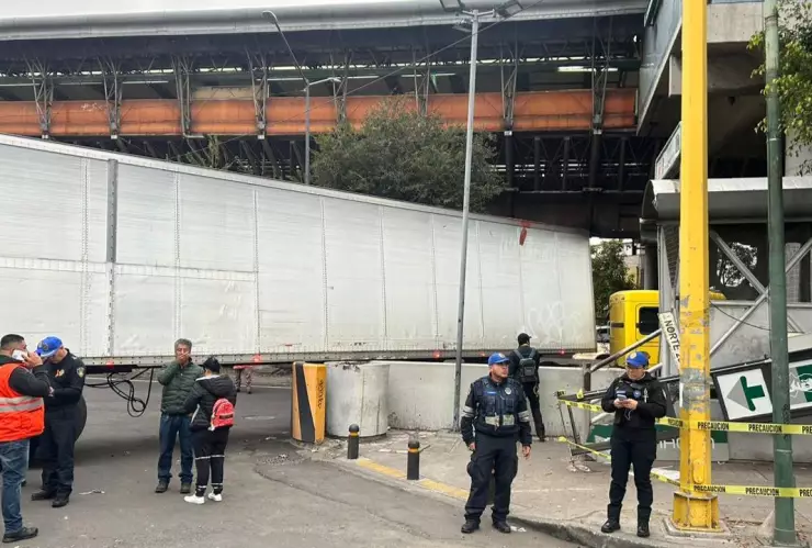 CDMX: Tráiler se atora debajo del Metro Flores Magón y afecta la circulación en avenida Oceanía