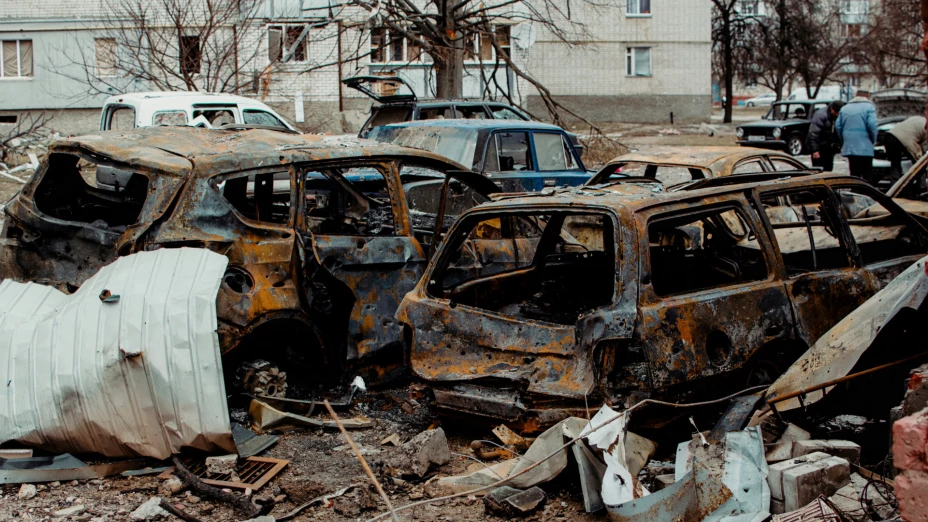 Autos dañados por proyectiles en Chernígov, Ucrania.