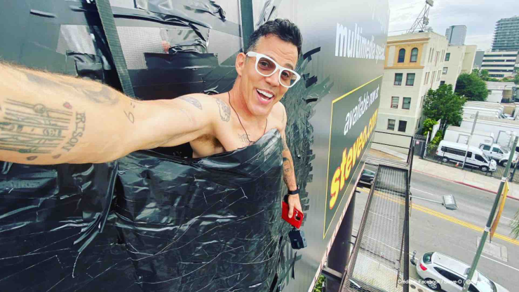 hombre desnudo escala cartel publicitario .jpg