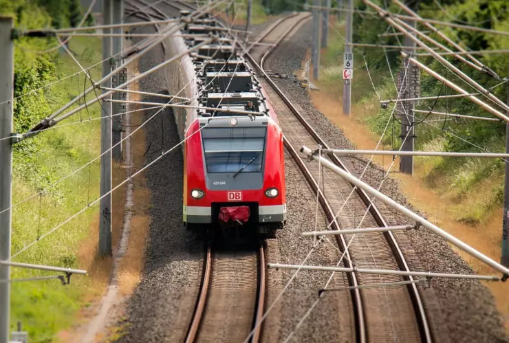 Modelo muere arrollada por un tren en sesión de fotos