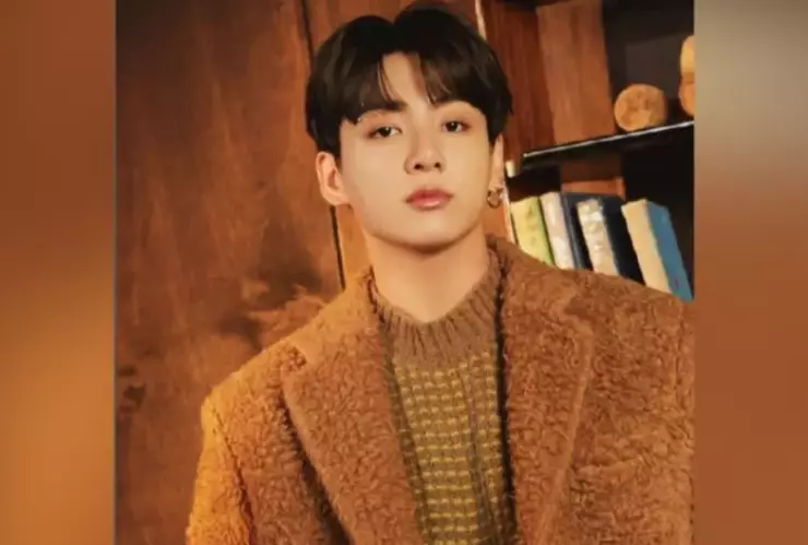 Mujer arrestada por perturbar la casa de Jungkook.png