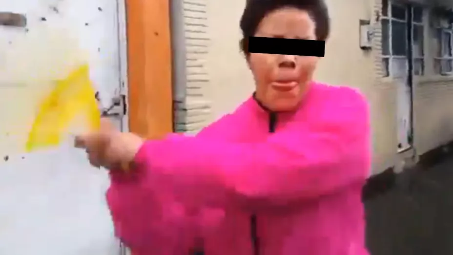 Video muestra a mujer golpeando a joven por estacionarse frente a una coladera