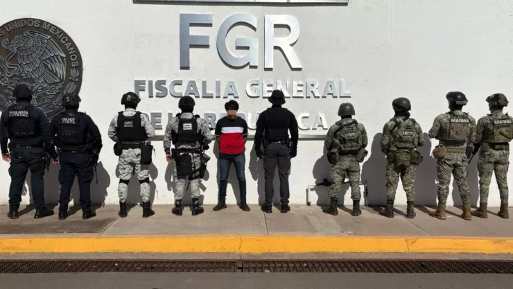 Detienen a hombre con arma y droga en Culiacán