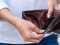 Muchas veces prefiere gastar sin darse cuenta de que está apunto de quedarse sin nada.