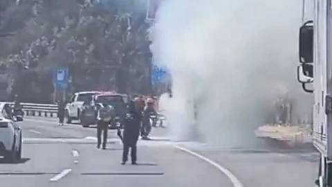 Vehículo incendiado en México Cuernavaca