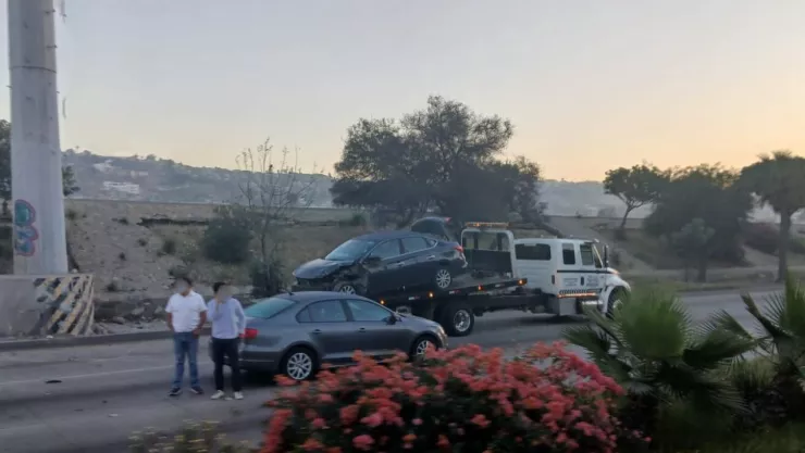 Caos vial en Tijuana: choque paraliza la Vía Rápida Poniente y genera filas