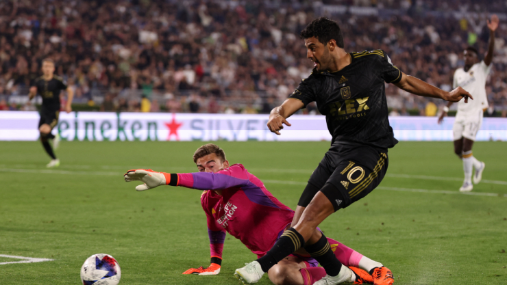 Carlos Vela ante el Galaxy