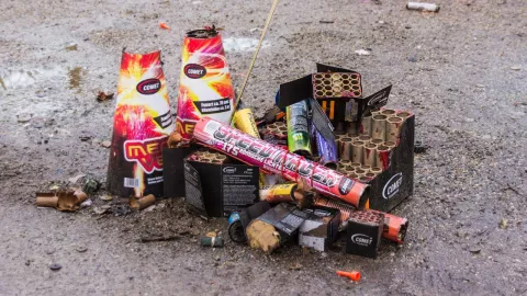 ¿Cuáles son los riesgos de jugar con pirotecnia en casa y en qué ciudades de Jalisco está prohibida su venta y uso?