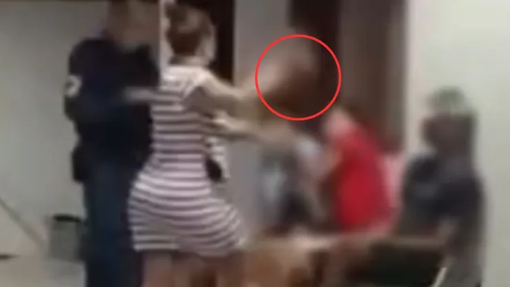 VIDEO | Madre castiga a su hijo con la “chancla” tras intentar robar un vehículo
