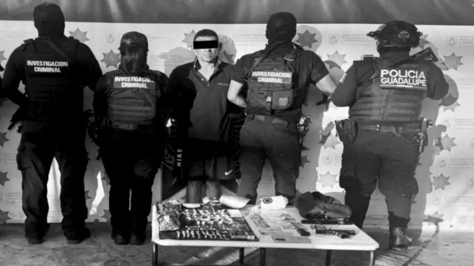 Cae presunto jefe de sicarios en Guadalupe, NL: Portaba arma, mira telescópica y 106 dosis de drogas