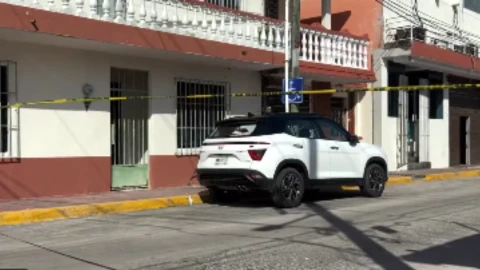 Bar Opera en Cárdenas, Tabasco con cinta amarilla de peligro