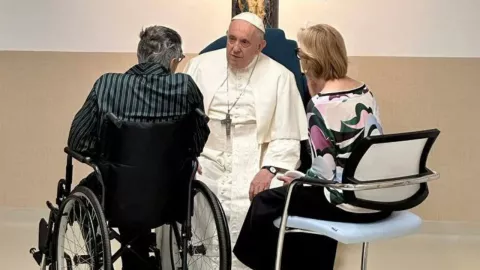 papa Francisco entabla una conversación con otras dos personas