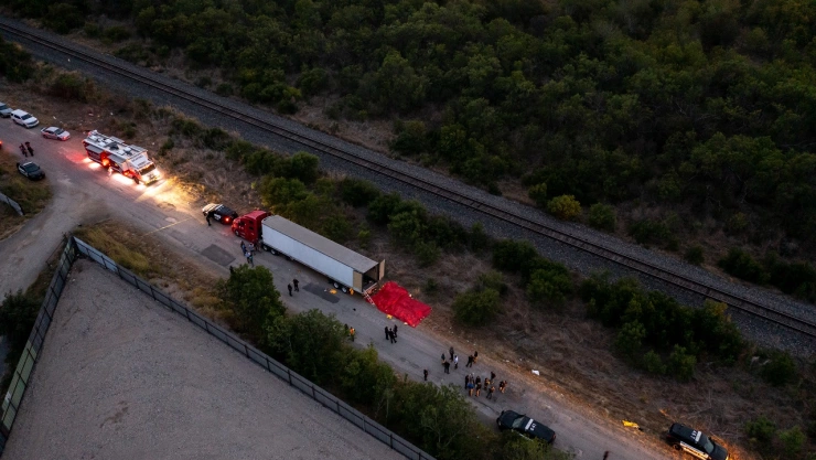 Funcionarios estadounidenses en Texas arrestaron a cuatro mexicanos bajo sospecha de operar una red de tráfico de personas responsable de la muerte hace un año de 53 migrantes bajo un calor sofocante al interior de un camión.