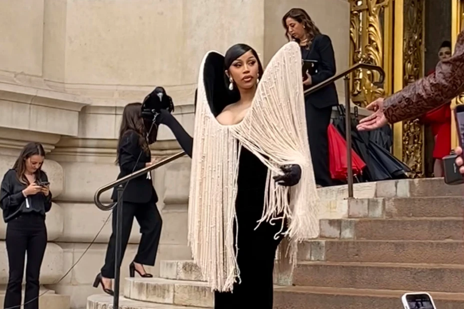Cardi B abre la semana de alta costura en París sosteniendo un cuervo .jpg