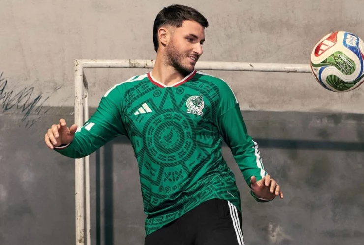 Santi Gim&eacute;nez con la nueva playera de M&eacute;xico
