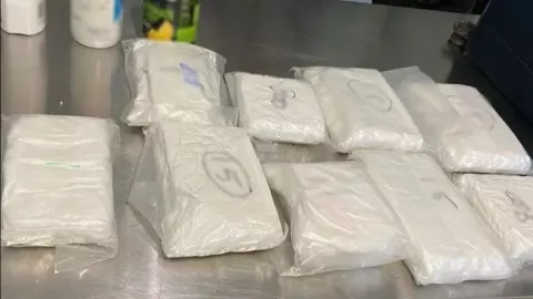 Detectan cocaína en maleta con doble fondo en Cancún