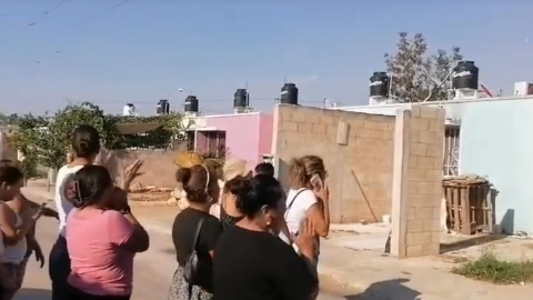 FOTO: Vecinos se manifiestan afuera de la casa el hombre que presuntamente atacó al perrito con machete en Umán