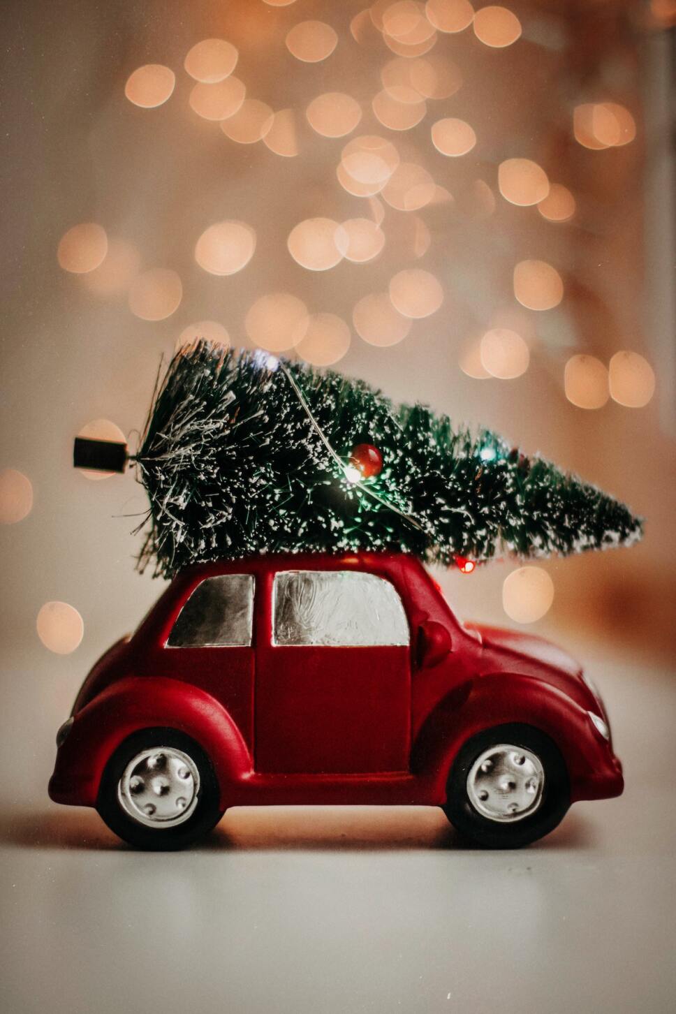 carro de juguete con árbol de navidad en el techo
