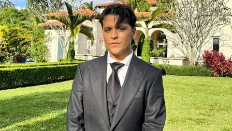 Cuánto dinero gastó Christian Nodal para quitarse los tatuajes de su cara.jpg